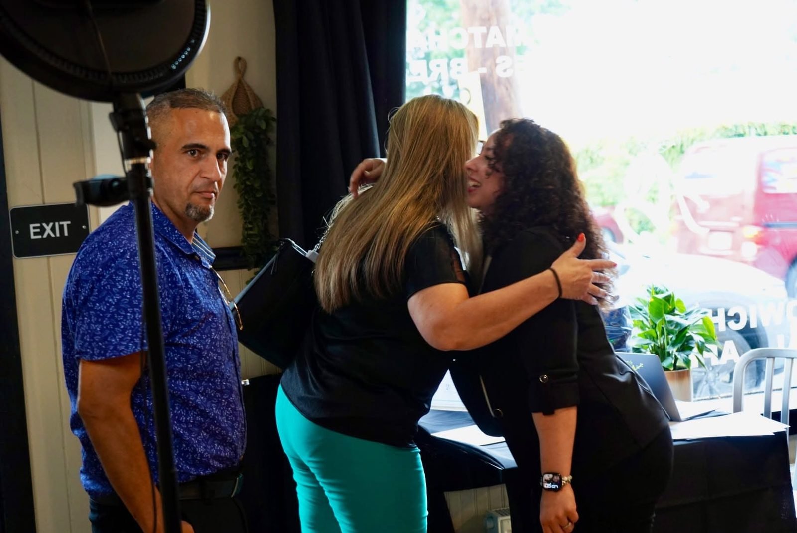Dos emprendedoras saludándose con un abrazo durante el evento
