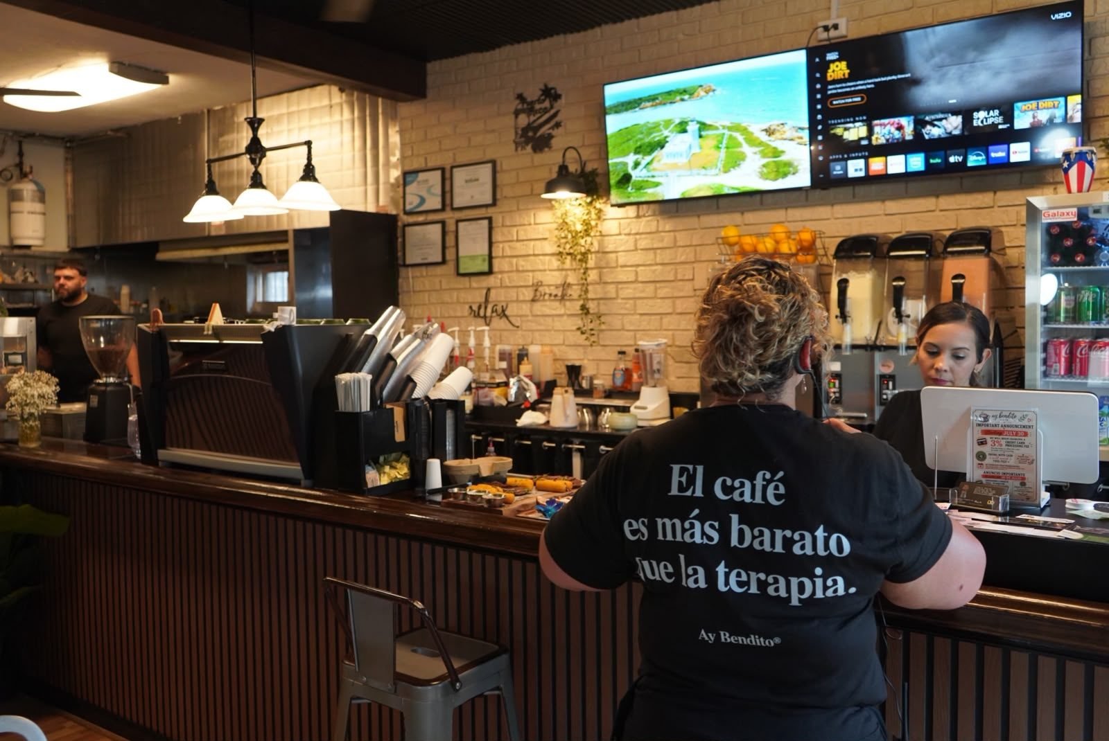 Personal de Ay Bendito Café preparando bebidas en la barra
