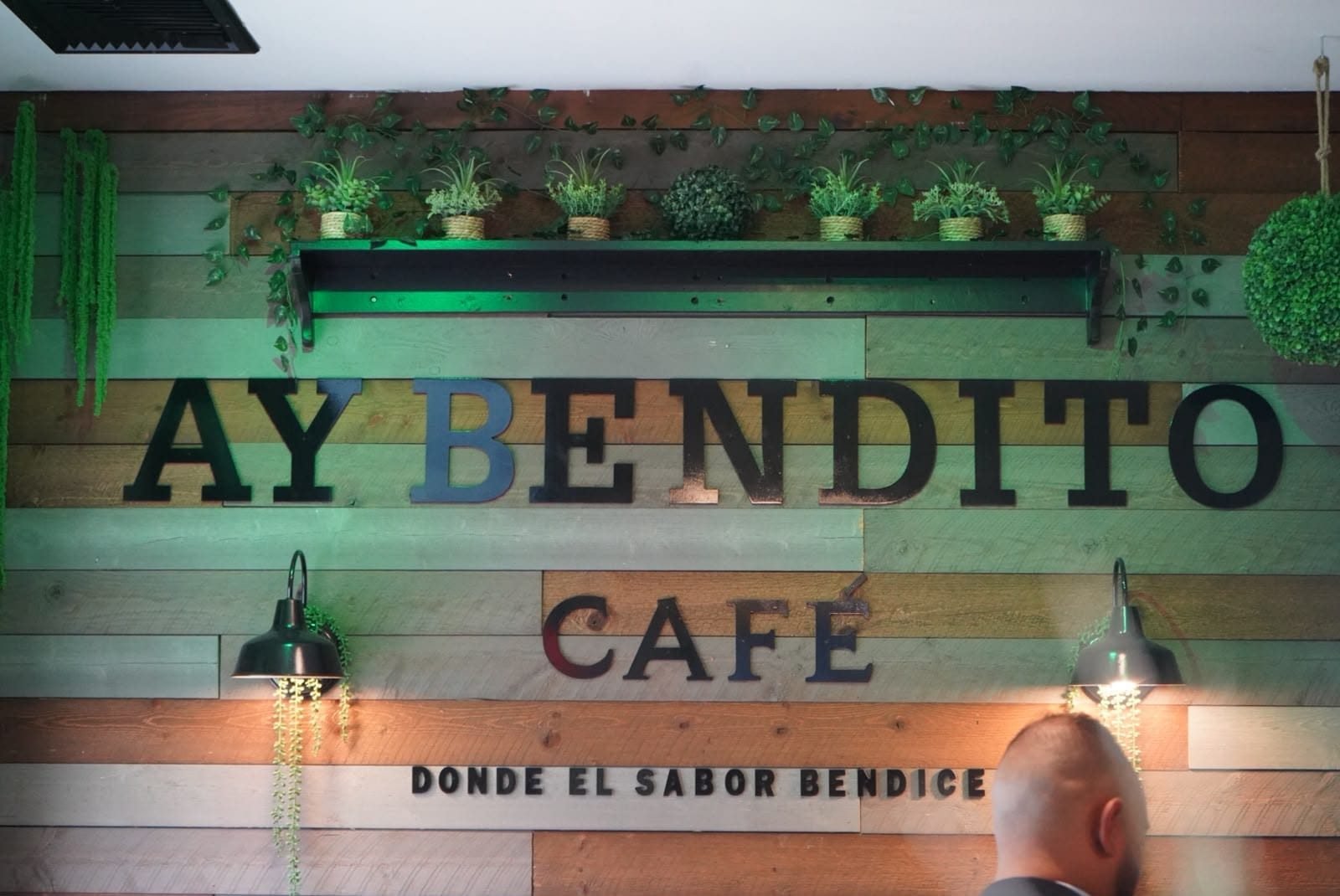 Grupo de asistentes posando juntos en Ay Bendito Café