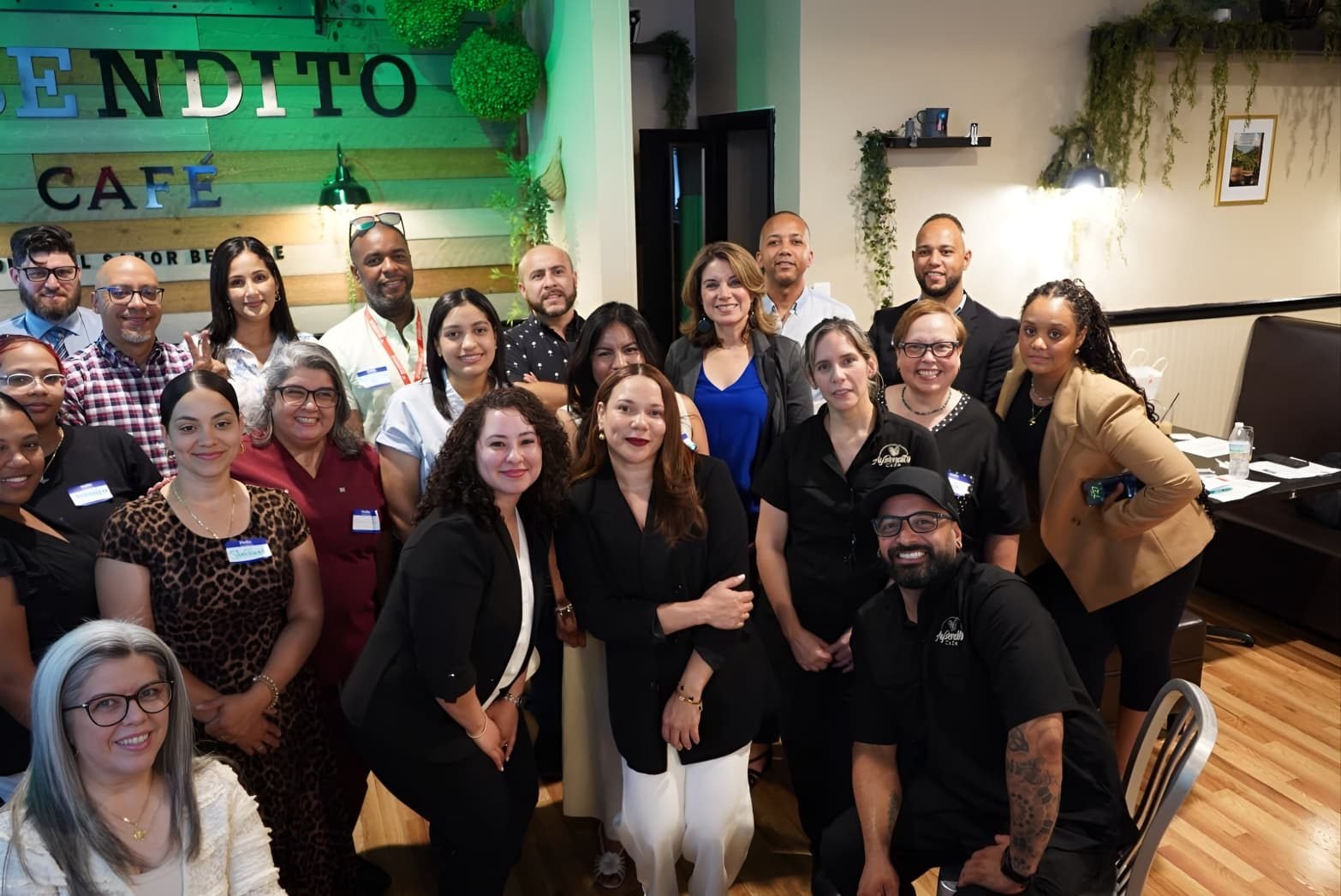 Grupo completo de emprendedores en el primer evento de Business Spotlight en Ay Bendito Café