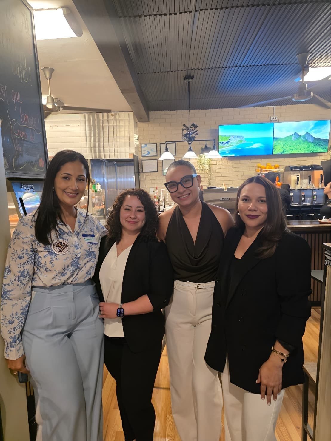 Emprendedoras conectando en el primer evento de Business Spotlight en Ay Bendito Café