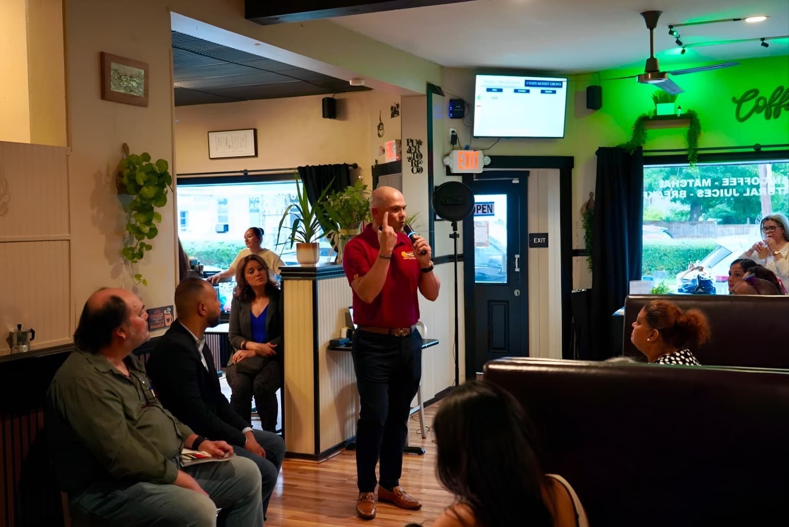 Emprendedor presentando durante un evento de Business Spotlight