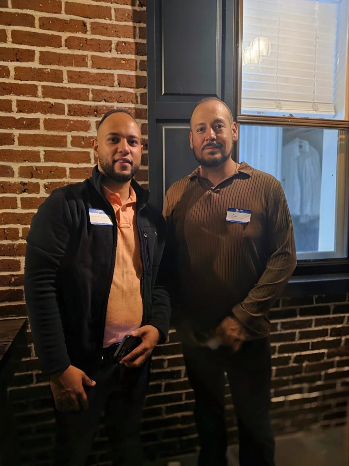 Dos emprendedores posando juntos durante el segundo evento de Business Spotlight