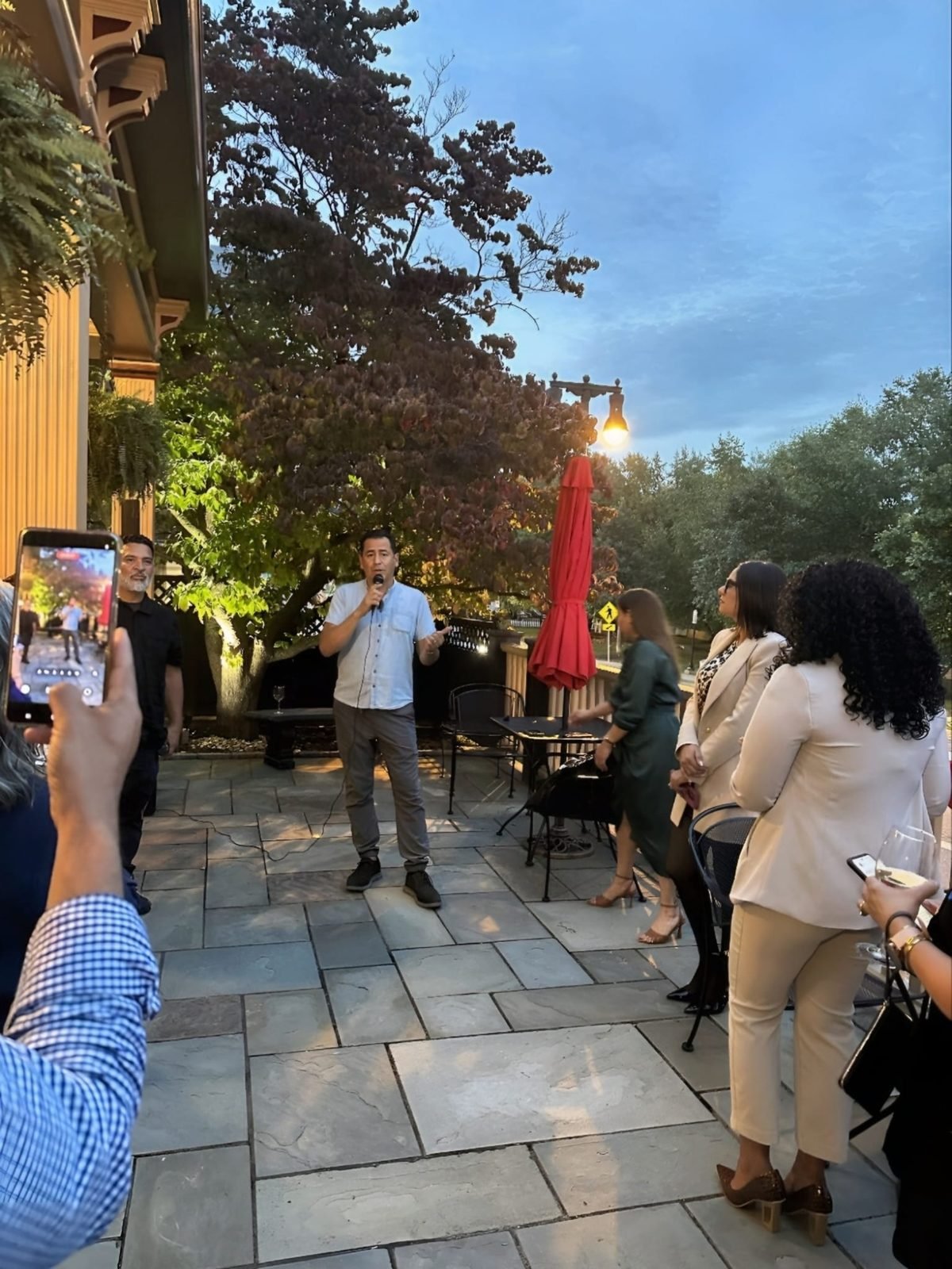 Presentador hablando con los asistentes durante el evento