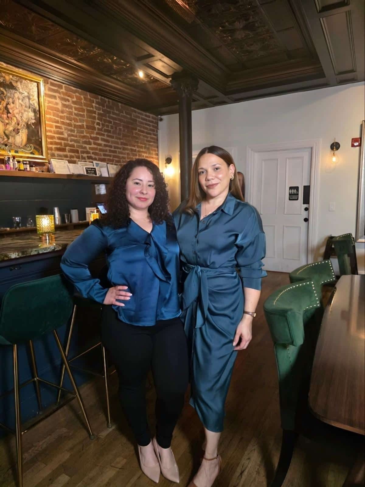 Dos emprendedoras posando juntas en el salón del evento
